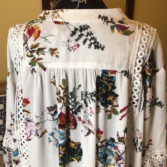 Beautiful White and Floral Eyelet Trim Tunic Top - Large - Picture 6 of 9